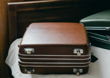 Mujer asfixia a su novio encerrándolo en una maleta