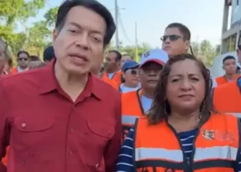 Mario Delgado comienza limpieza de escuelas en Acapulco