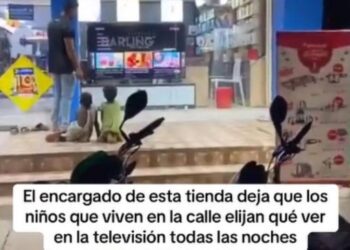 Empleado de tienda permite a niños sin hogar ver la televisión