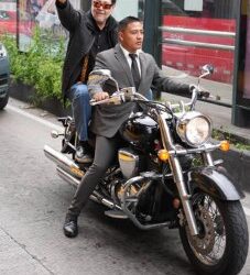 Noroña pagará multa por viajar en moto sin casco