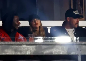 Taylor Swift y Travis Kelce en partido de Yankees