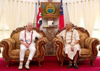 Rey Carlos III bebe narcótico previo a ser nombrado “gran jefe” samoano