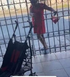 Mujer graba cuando desconocida se mete a su casa a robar