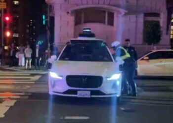Taxi provoca caos en paso de candidata Kamala Harris