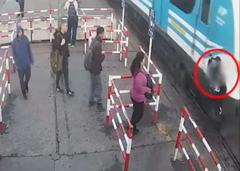 Hombre se salva de ser atropellado por tren