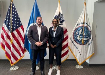 Revisan asuntos binacionales alcalde Ismael Burgueño y directora de Aduanas y Protección Fronteriza Mariza Marín