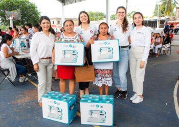 Benefician a mujeres solidarenses con máquinas de coser del programa estatal “Faro del Bienestar”