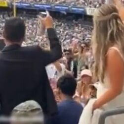 Recién casados celebran en partido de Yankees