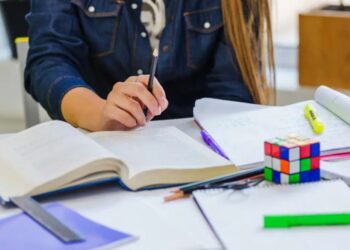 Padres demandan a la escuela por castigar a su hijo por usar IA