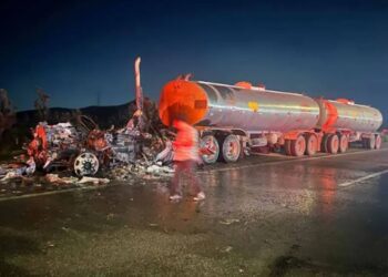Se incendia tráiler con dos autotanques en García, Nuevo León