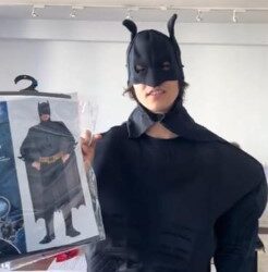 Joven se lleva terrible sorpresa al comprar un disfraz de Batman