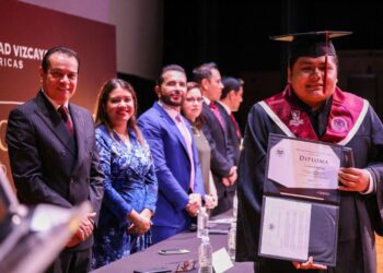 Felicita gobierno de Solidaridad a graduados de la Universidad Vizcaya, campus Playa del Carmen