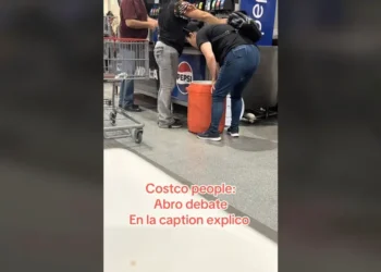 Señoras llenan termo con refresco de máquinas del Costco