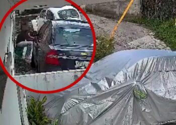 Un hombre desvalijó un auto en Puebla en dos minutos y se fue con calma