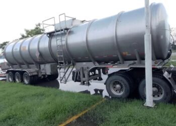 Capturan huachicoleros con tractocamiones en Dos Bocas