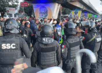 Enfrentamiento entre trabajadores del PJF y SSC CDMX cerca de la Cámara de Diputados