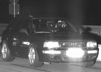 Graban al Monstruo Comegalletas de Plaza Sésamo conduciendo un auto en Alemania