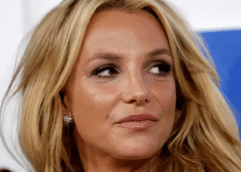 En accidente doméstico, Britney Spears pierde las cejas y las pestañas