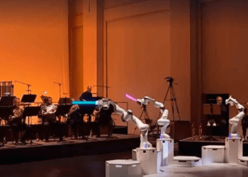 Robot con tres brazos dirige orquesta en Alemania