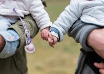 Mujer da en adopción a sus gemelos porque extrañaba su vida sin hijos