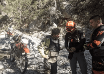 Rescatan a tres motociclistas extraviados en la sierra de Santiago, Nuevo León