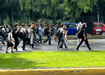 Estudiantes del CCH Sur marchan por Avenida Insurgentes a CU