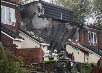 Tres casas destruidas por una explosión en Reino Unido