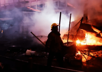 Se registra un incendio en el Mercado Central de Acapulco; el fuego consume 25 locales