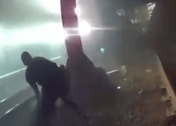 Policías rescatan a un hombre de ser arrollado por tren