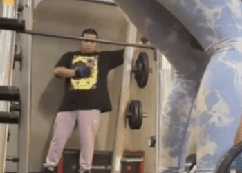 Graban a sujeto que presuntamente tomó fotos a mujer sin su consentimiento