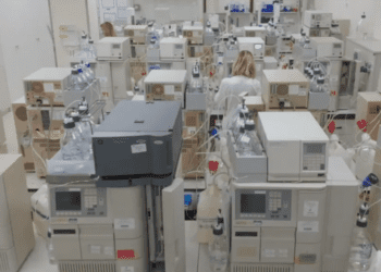 Vacuna actualizada contra Covid de Pfizer estará a la venta en noviembre