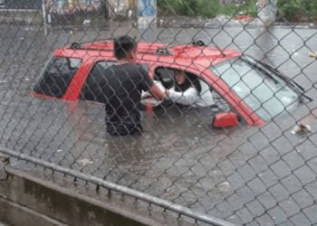 Comerciantes y vecinos de Santa Martha Acatitla, CDMX, sumamente afectados por las lluvias