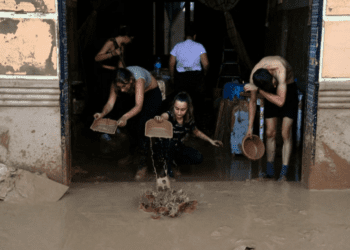 Miguel Bosé está ‘devastado’ ante situación en Valencia