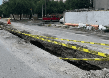 Socavón de 50 metros parte avenida en San Nicolás, Nuevo León