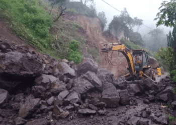 ‘Llueven’ enormes rocas sobre carretera en Hidalgo