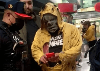 Detienen a zombi en el Metro de la CDMX y se vuelve viral