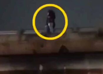 Chofer de transporte público rescata a mujer en intento de suicidio en Puebla