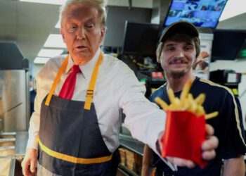 Trump aparece trabajando en McDonald’s