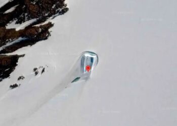 Hallan misteriosa “puerta” en la Antártida en Google Maps