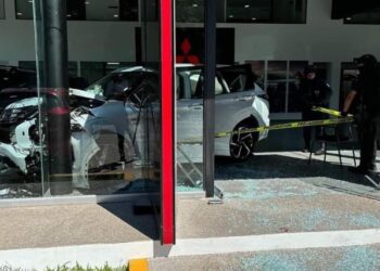 Mujer choca en agencia mientras le mostraban una camioneta