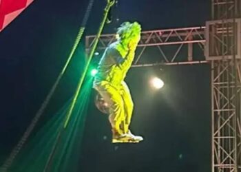 Un payaso trapecista cae durante una actuación en Cuernavaca