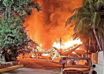 Queman restaurante y transporte en Acapulco; aumenta la violencia