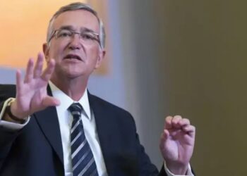 Salinas Pliego exhibe a community manager de Banco Azteca