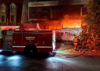 Mujer provoca incendio al intentar asaltar a personas en Guadalajara