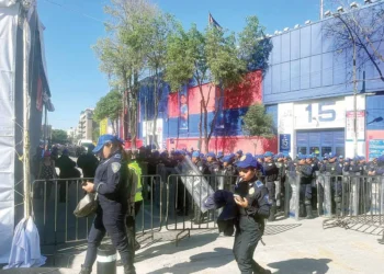 Vecinos de la colonia Ciudad de los Deportes continúan reportando caos fuera del estadio