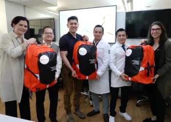 El IMSS recibe mochilas tácticas para responder a emergencias y desastres