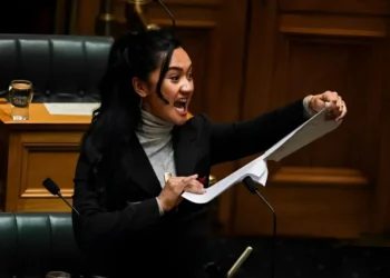 Legisladora rompe proyecto de ley en sesión