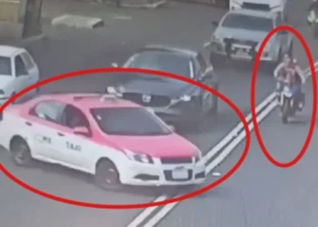 Taxista da vuelta prohibida y arrolla a moto en sentido contrario