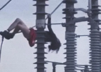 Mujer sube a subestación eléctrica por crisis mental