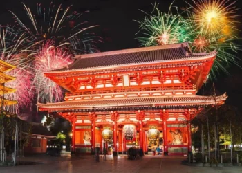 Tokio cancela Año Nuevo para frenar turismo